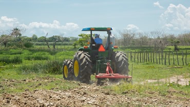 Con técnica de cincelado, C.R.A recuperó 50 ha de suelo deteriorado, para mejorar actividad agrícola.